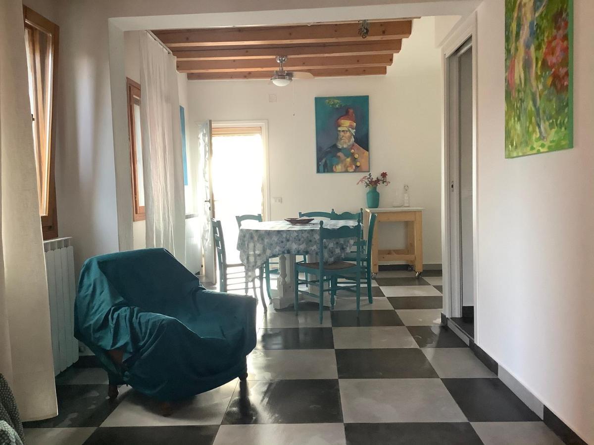 Night Galleria Holiday Home - Bed & Art In Burano - The Pink House Bagian luar foto