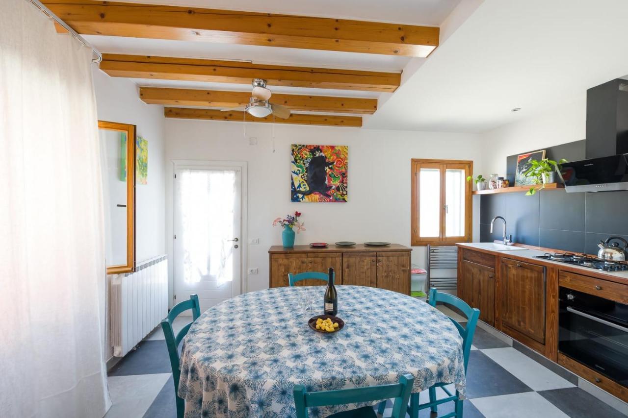 Night Galleria Holiday Home - Bed & Art In Burano - The Pink House Bagian luar foto