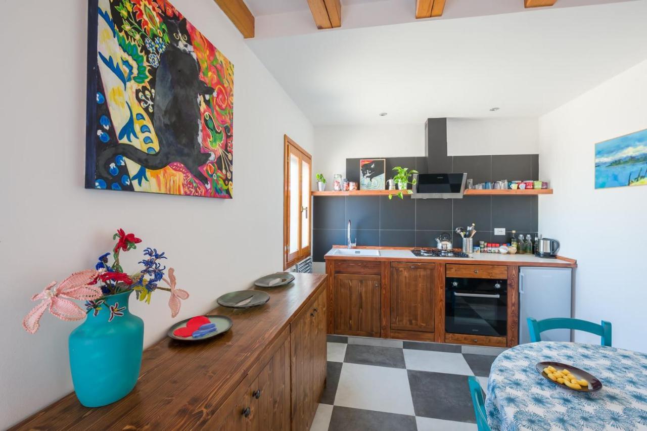 Night Galleria Holiday Home - Bed & Art In Burano - The Pink House Bagian luar foto