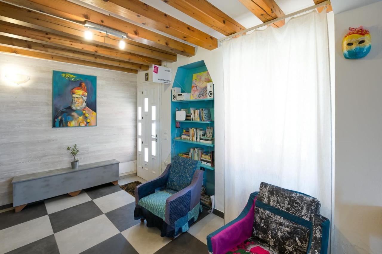 Night Galleria Holiday Home - Bed & Art In Burano - The Pink House Bagian luar foto