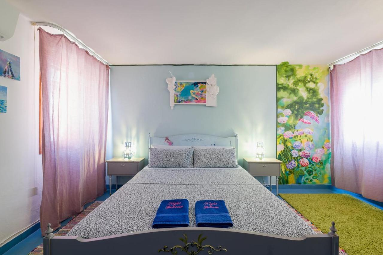Night Galleria Holiday Home - Bed & Art In Burano - The Pink House Bagian luar foto