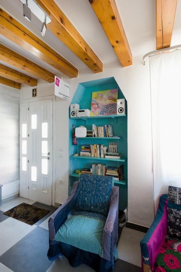 Night Galleria Holiday Home - Bed & Art In Burano - The Pink House Bagian luar foto