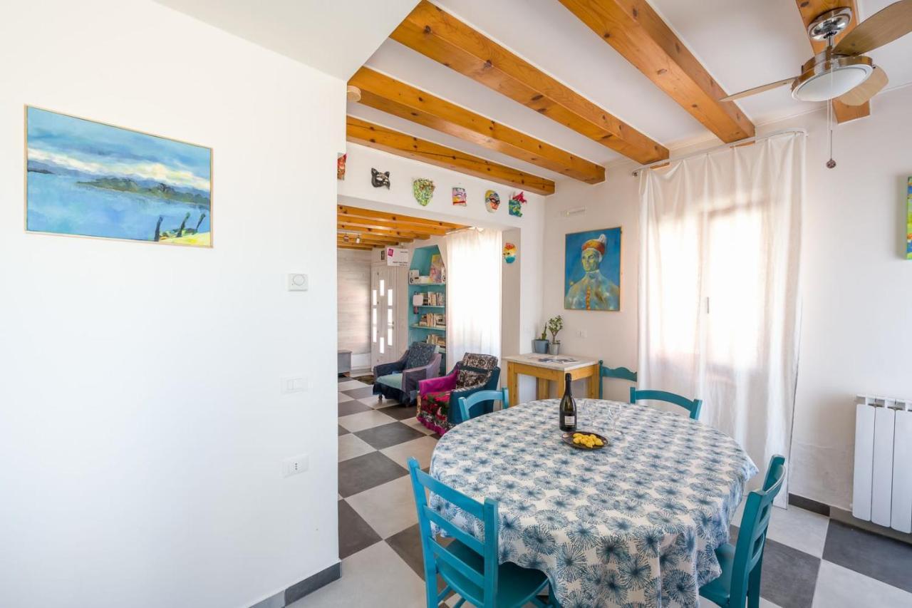 Night Galleria Holiday Home - Bed & Art In Burano - The Pink House Bagian luar foto