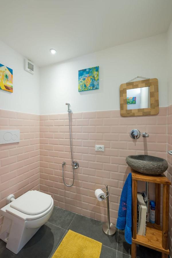 Night Galleria Holiday Home - Bed & Art In Burano - The Pink House Bagian luar foto