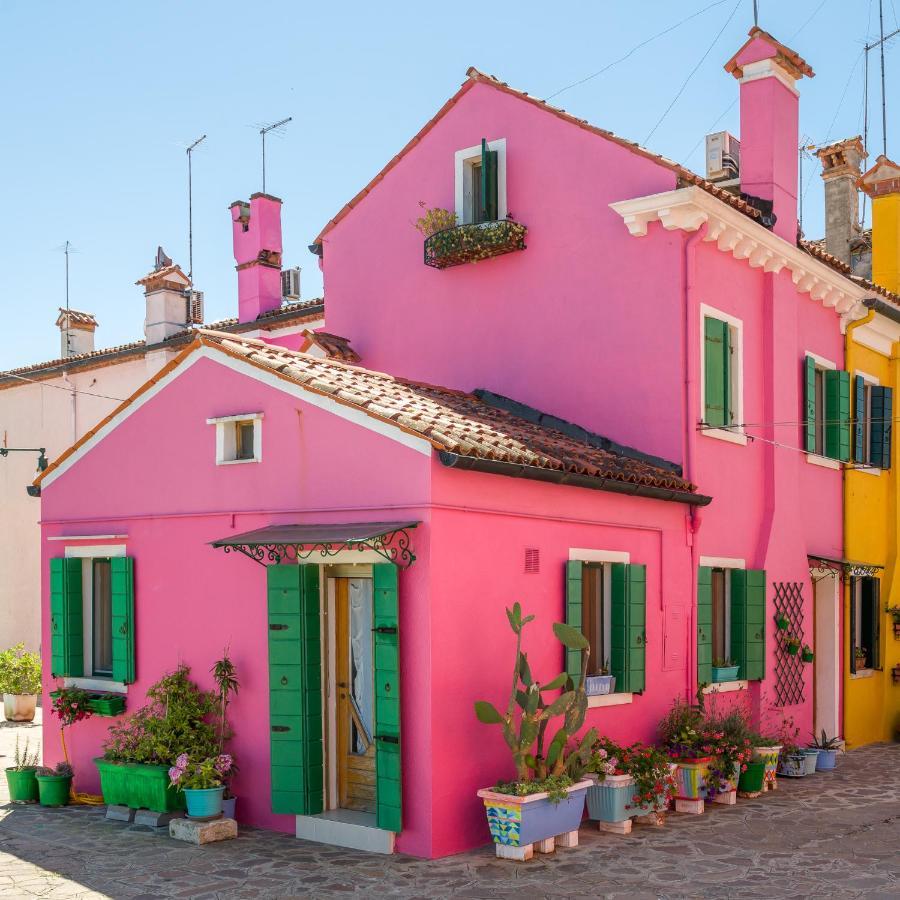 Night Galleria Holiday Home - Bed & Art In Burano - The Pink House Bagian luar foto