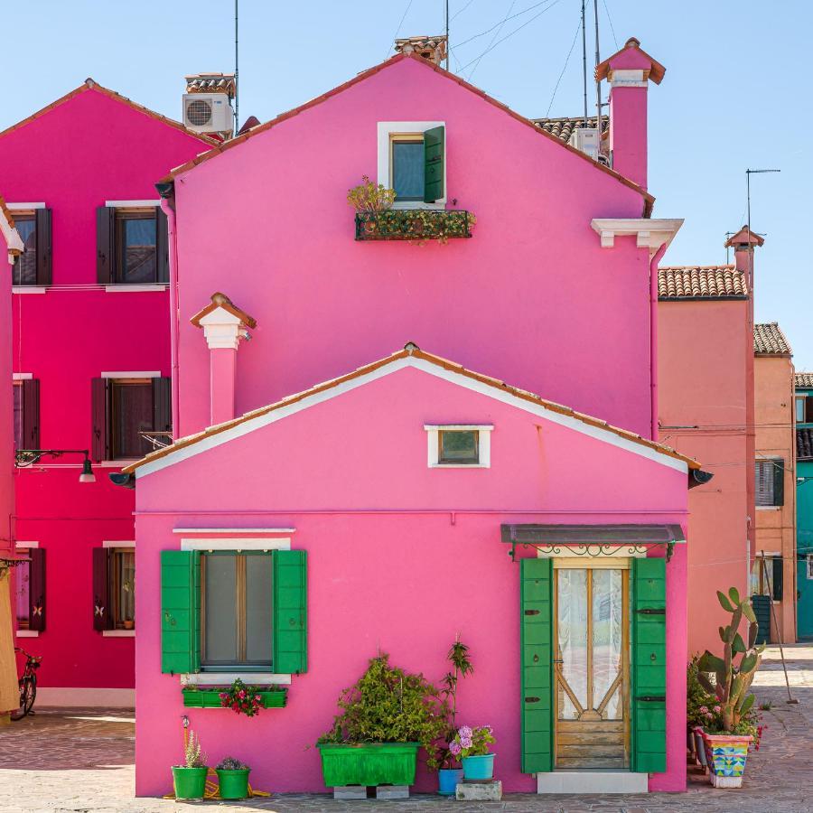 Night Galleria Holiday Home - Bed & Art In Burano - The Pink House Bagian luar foto