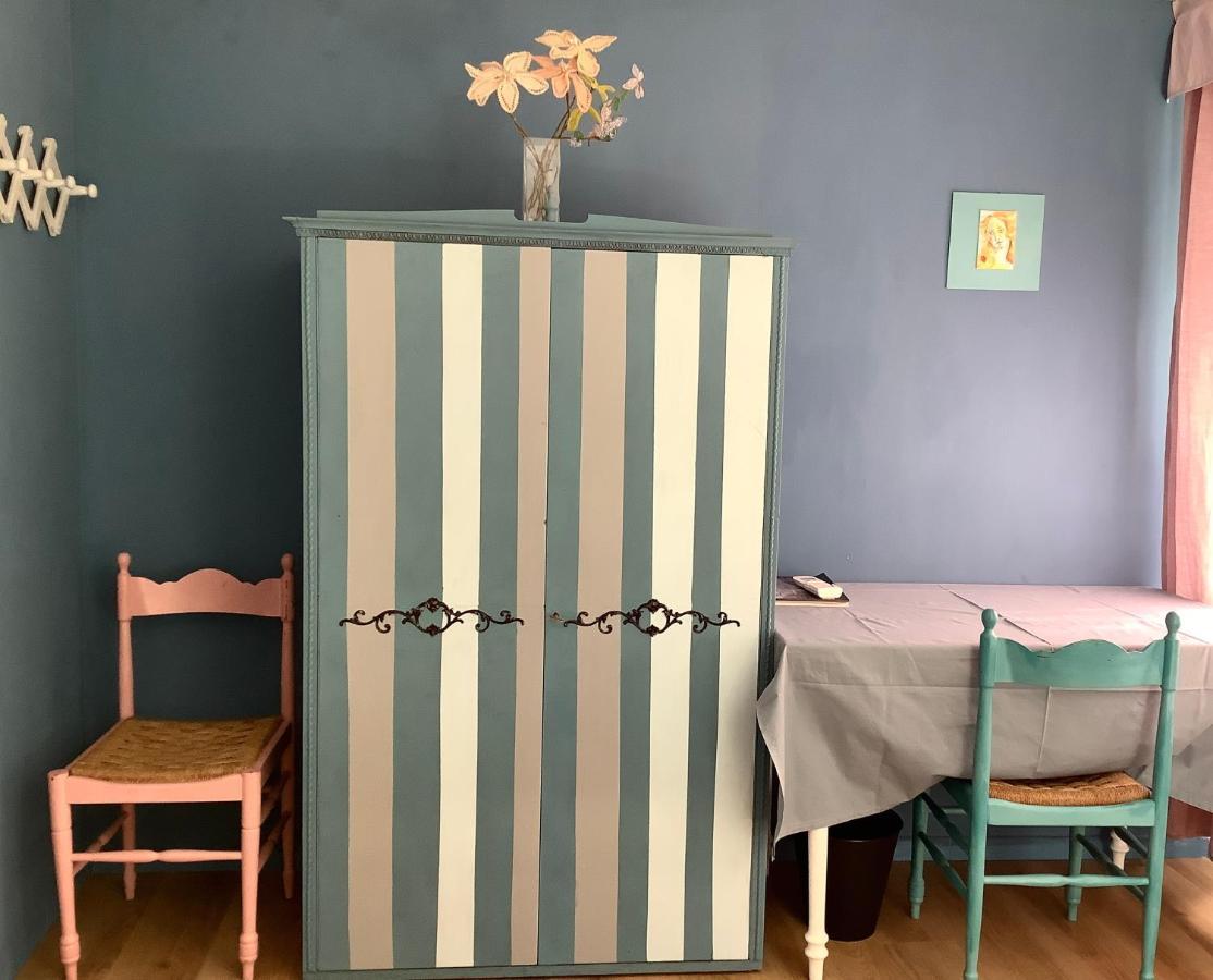 Night Galleria Holiday Home - Bed & Art In Burano - The Pink House Bagian luar foto