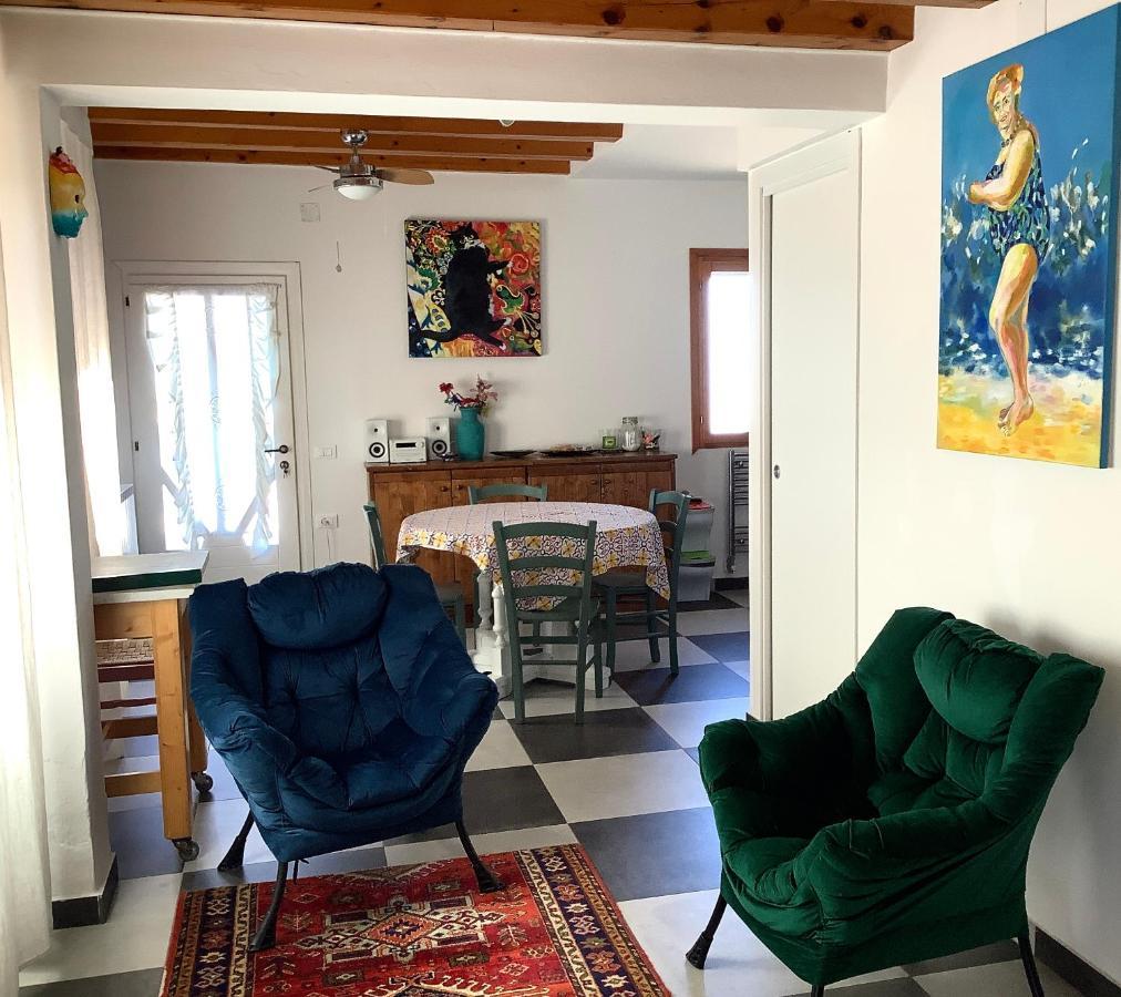 Night Galleria Holiday Home - Bed & Art In Burano - The Pink House Bagian luar foto