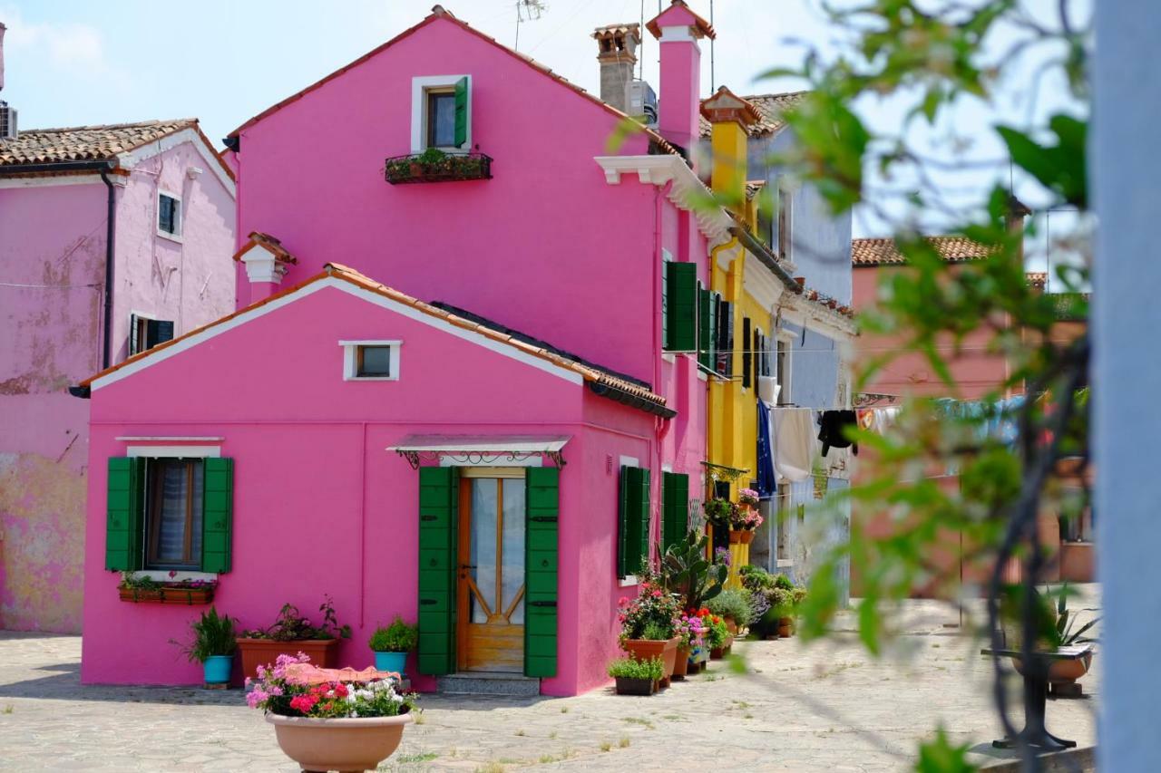 Night Galleria Holiday Home - Bed & Art In Burano - The Pink House Bagian luar foto