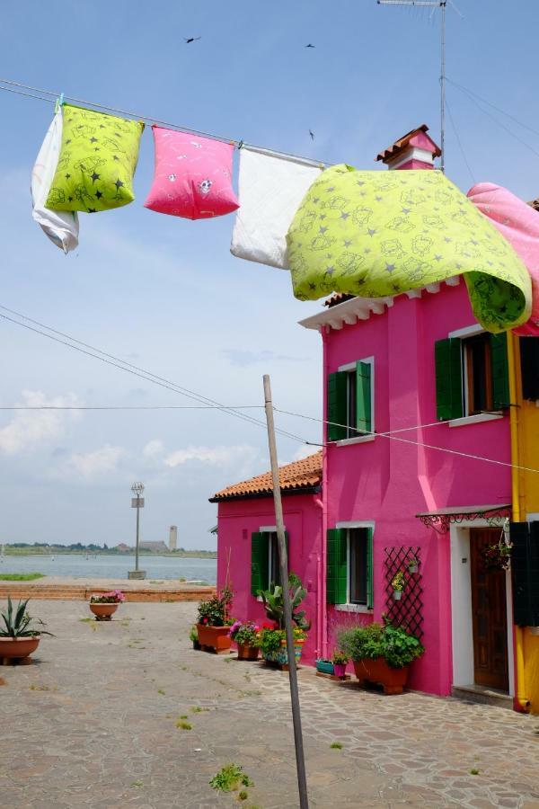 Night Galleria Holiday Home - Bed & Art In Burano - The Pink House Bagian luar foto