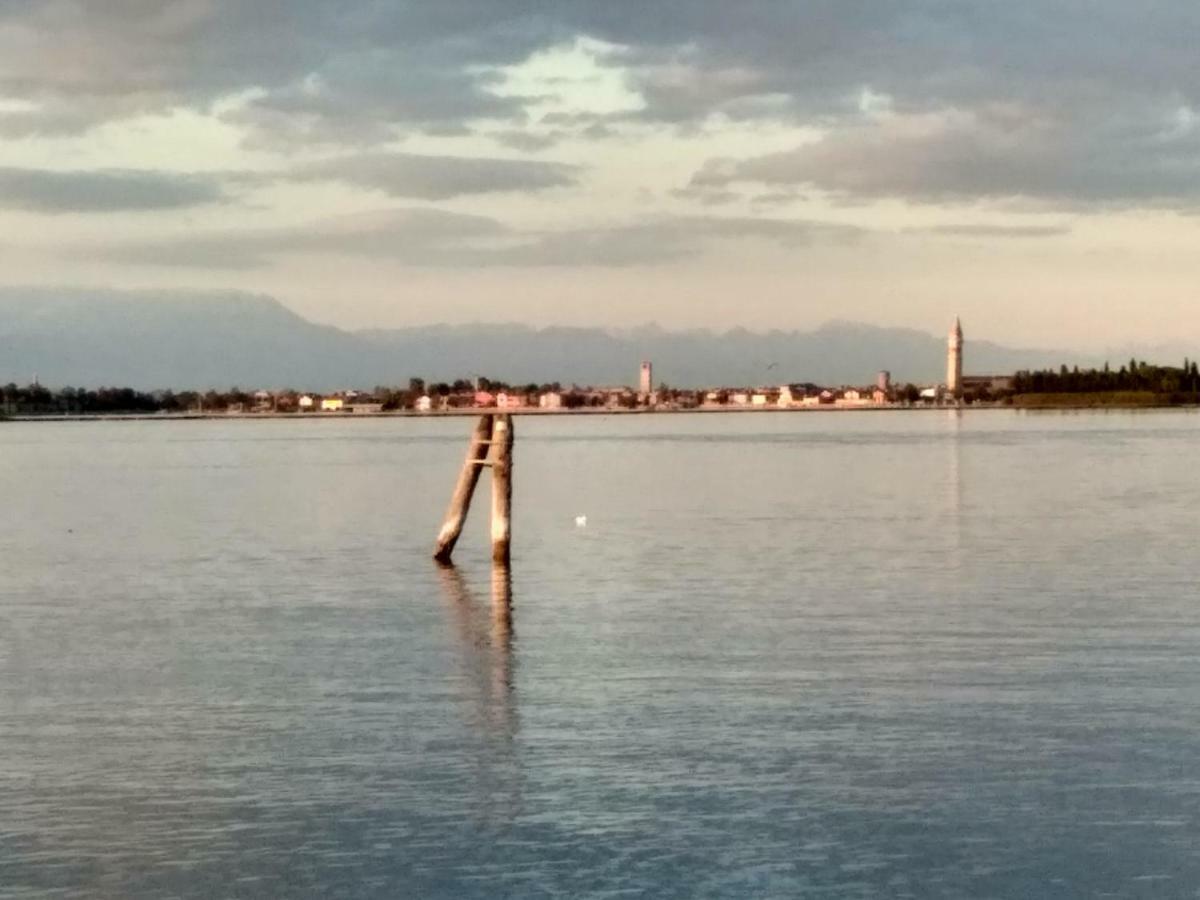 Night Galleria Holiday Home - Bed & Art In Burano - The Pink House Bagian luar foto