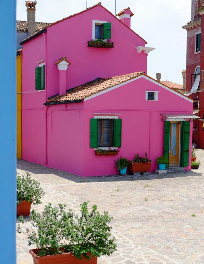 Night Galleria Holiday Home - Bed & Art In Burano - The Pink House Bagian luar foto